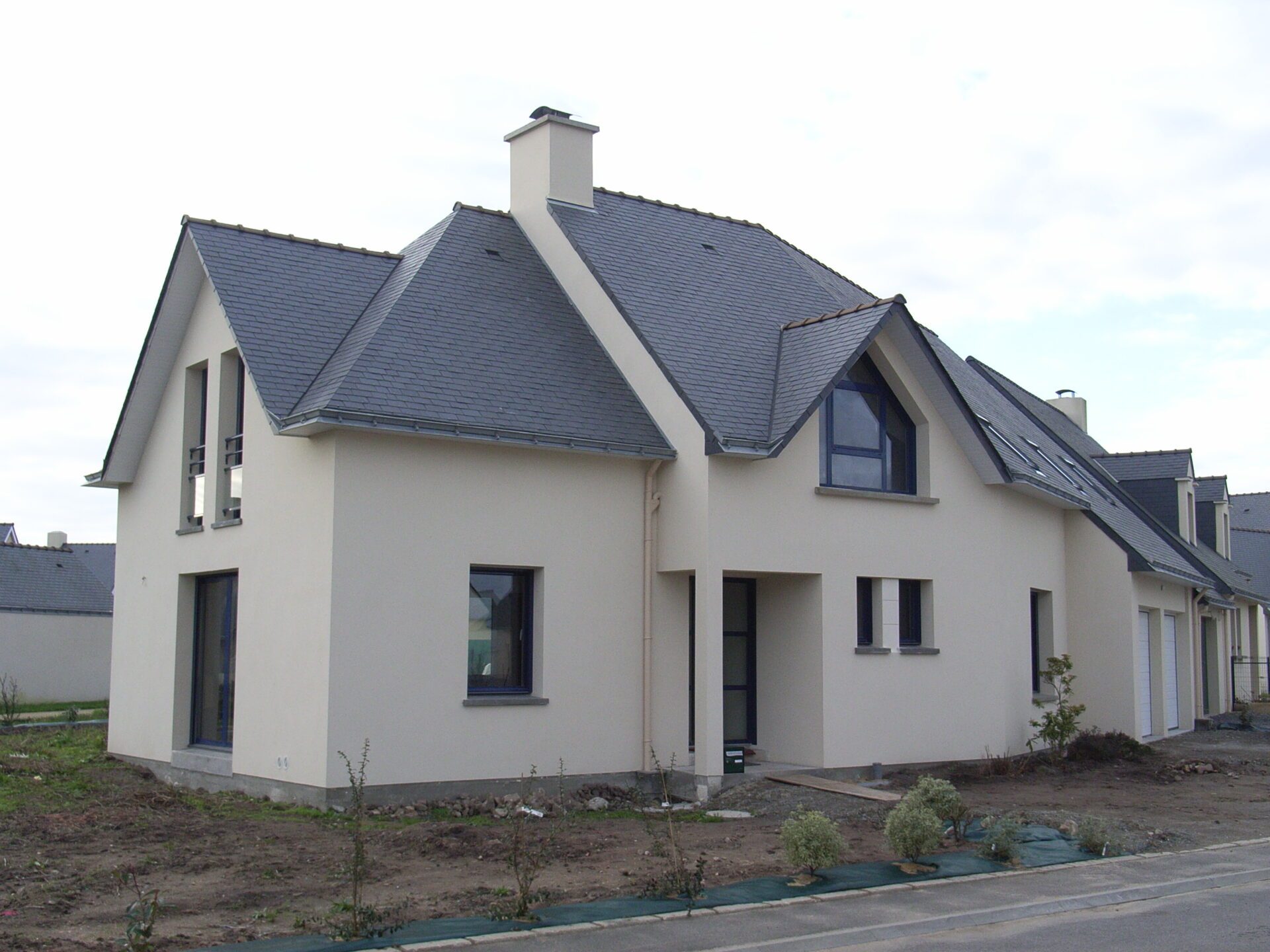 Maison avec toiture en ardoise et grandes baies vitrées